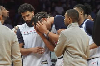 Kyshawn George réconforté par son équipe après avoir reçu ce malheureux coup de coude de Bam Adebayo. KEYSTONE/AP/Marta Lavandier